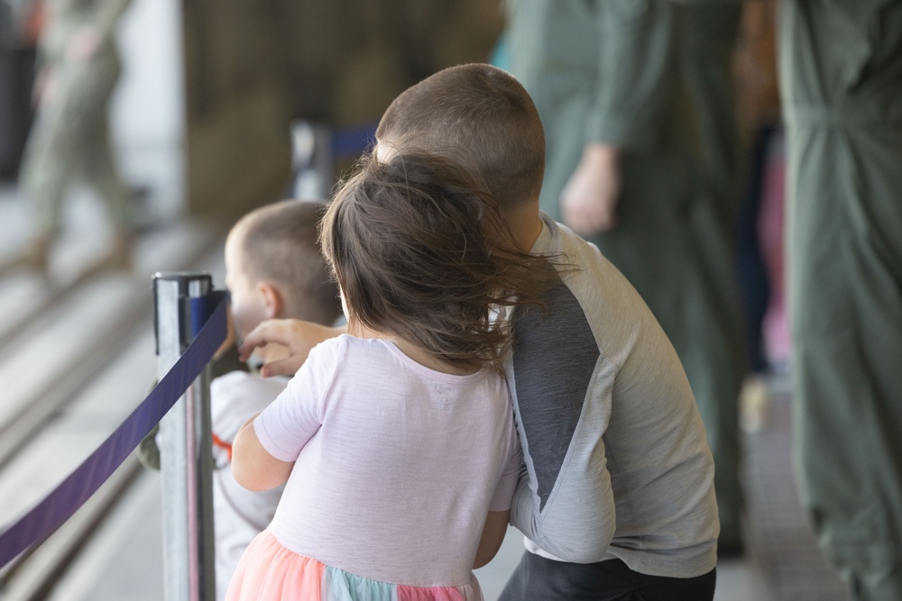 Welcome Home: Sailors with CVW-5 Return to Marine Corps Air Station Iwakuni