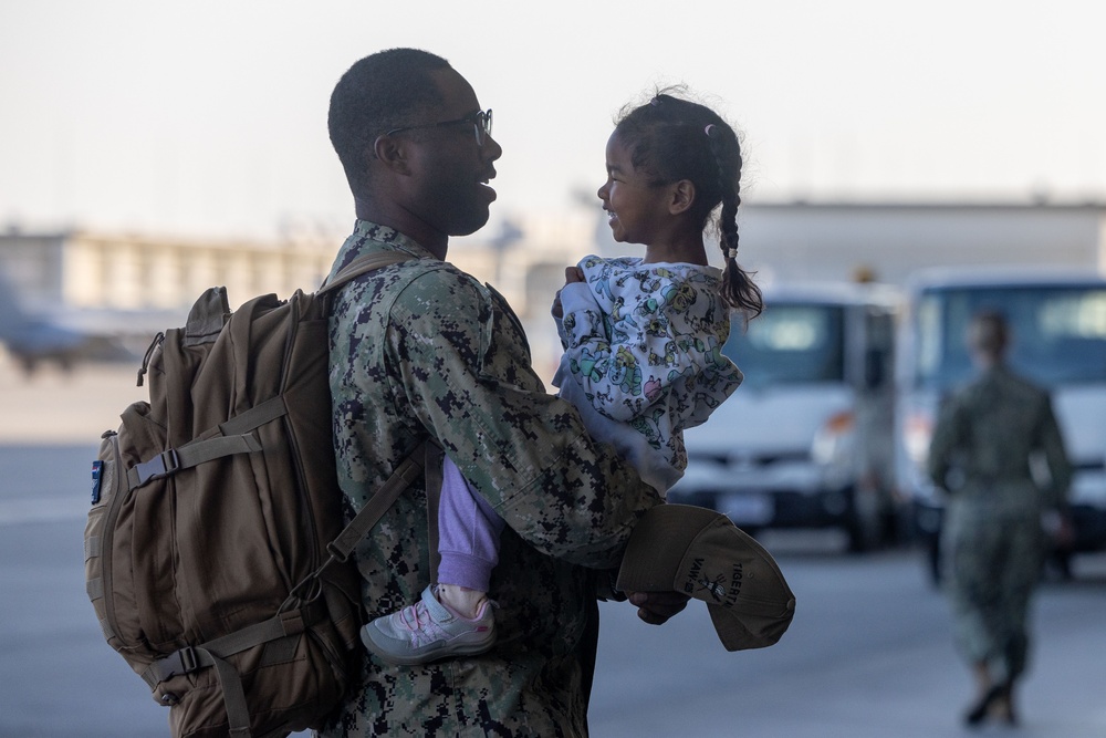 Welcome Home: Sailors with CVW-5 Return to Marine Corps Air Station Iwakuni