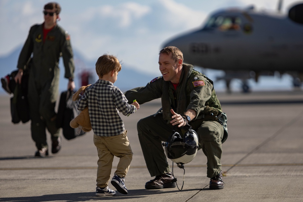 Warm Welcome: Pilots with CVW 5 return to Marine Corps Air Station Iwakuni