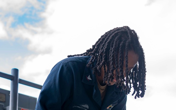 USS Carl Vinson (CVN 70) Sailors Conduct Mooring Line Maintenance