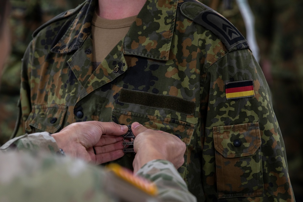 German soldiers receive US Army Marksmanship badges