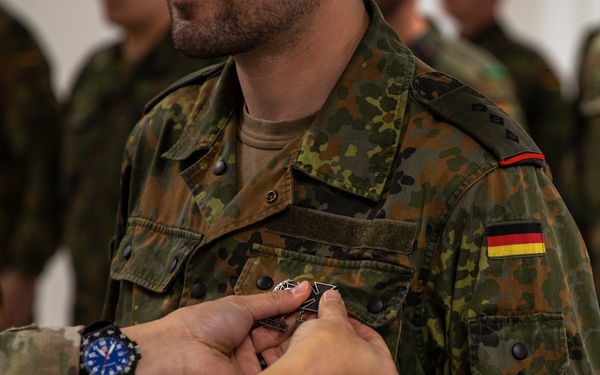 German soldiers receive US Army Marksmanship badges