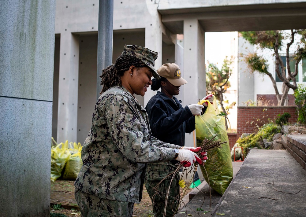 USS Carl Vinson (CVN 70) Sailors Participate in a Community Relations Visit