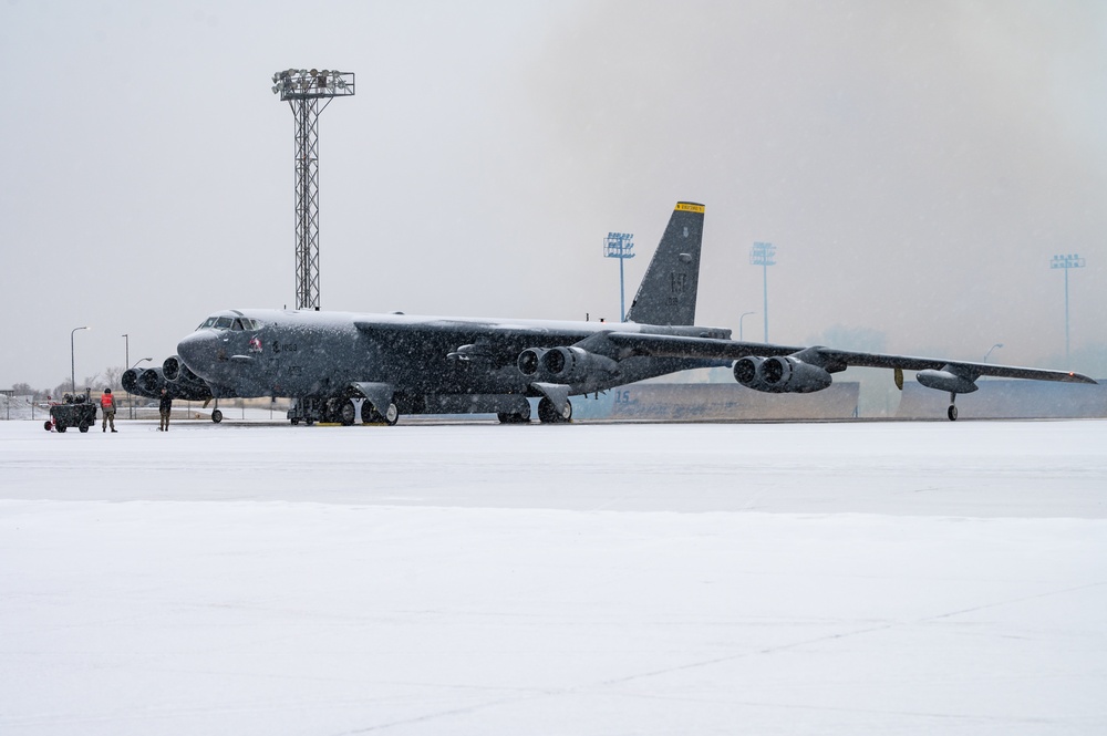 Team Minot keeps jets flying in the snow