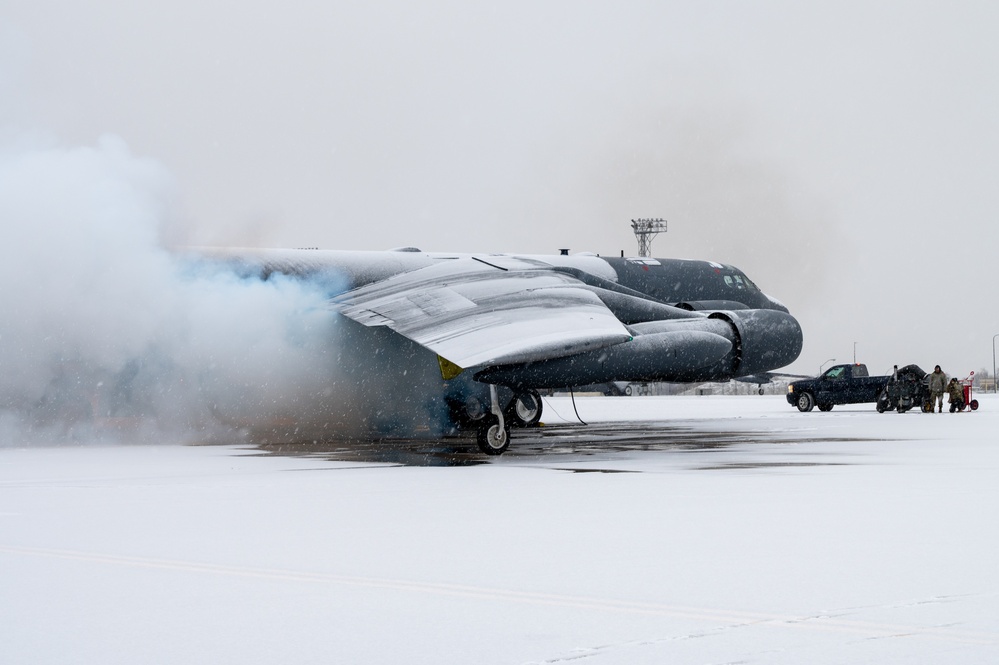 Team Minot keeps jets flying in the snow