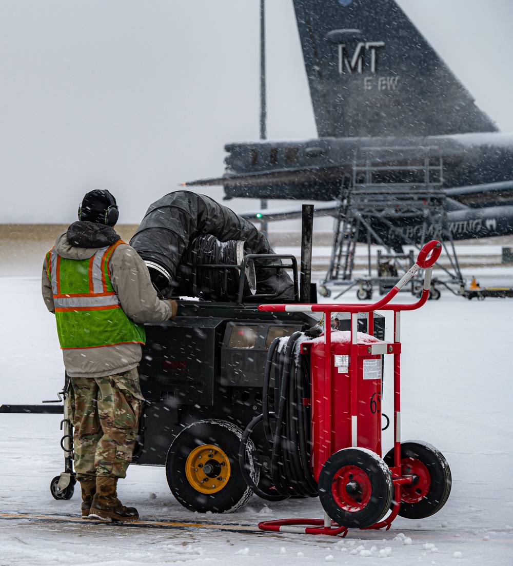 Team Minot keeps jets flying in the snow