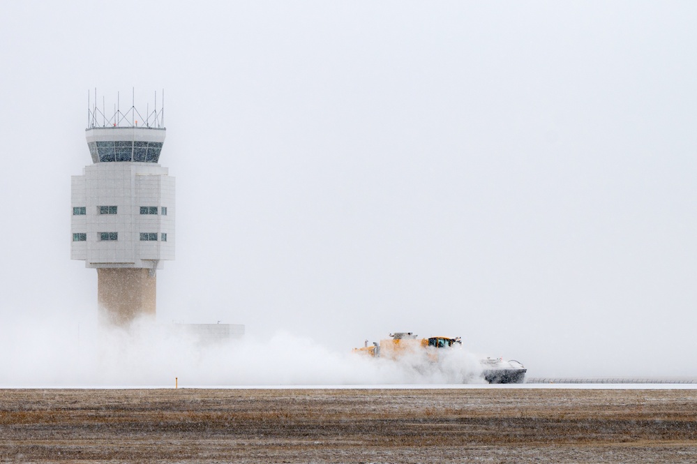 Team Minot keeps jets flying in the snow