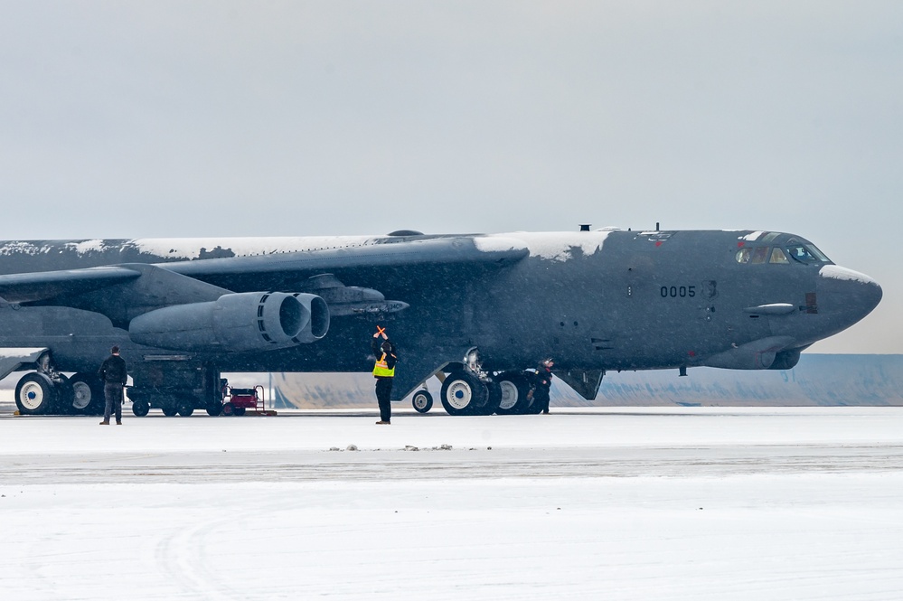 Team Minot keeps jets flying in the snow