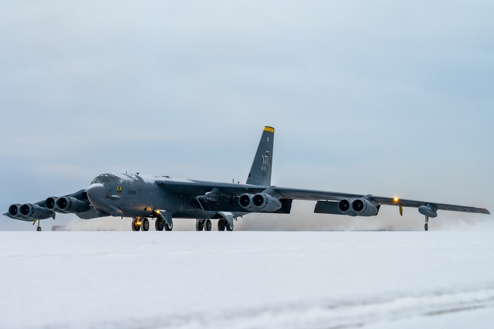 Team Minot keeps jets flying in the snow