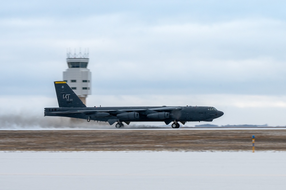 Team Minot keeps jets flying in the snow