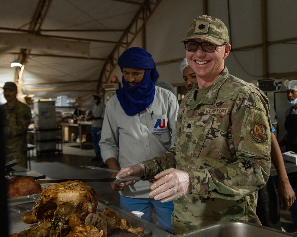Service members share Thanksgiving meal down range