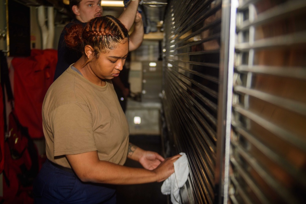 USS Mason (DDG 87) Conducts Routine Operations