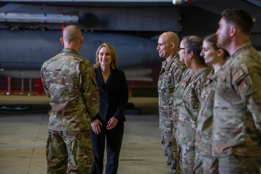 DSD Hicks Visits RAF Lakenheath