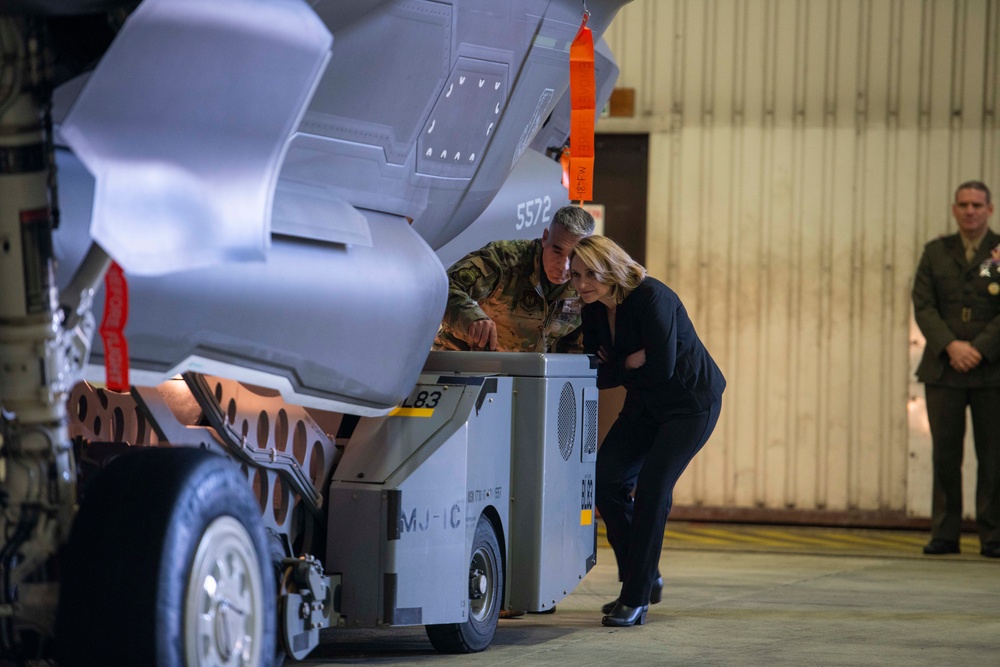 DSD Hicks Visits RAF Lakenheath