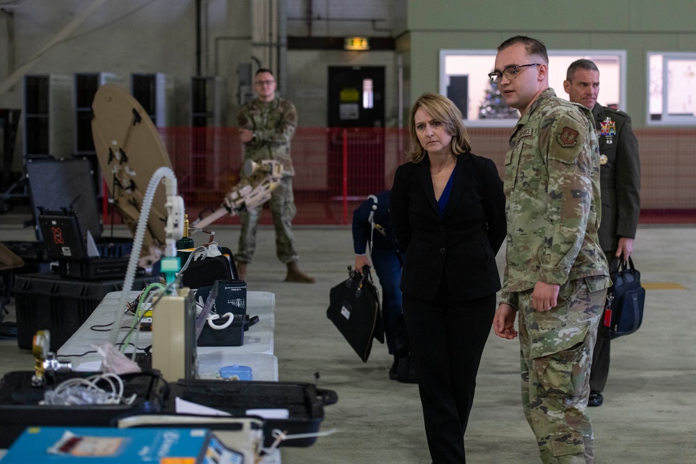 DSD Hicks Visits RAF Lakenheath