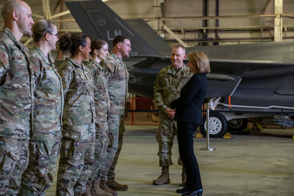 DSD Hicks Visits RAF Lakenheath