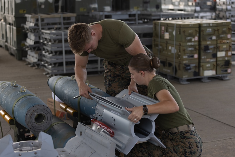 DVIDS - Images - MALS-31 builds bombs [Image 10 of 15]