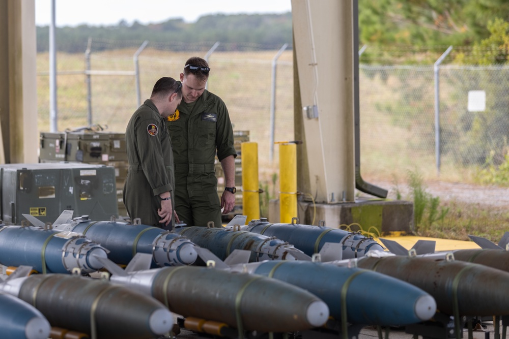 DVIDS - Images - MALS-31 builds bombs [Image 12 of 15]