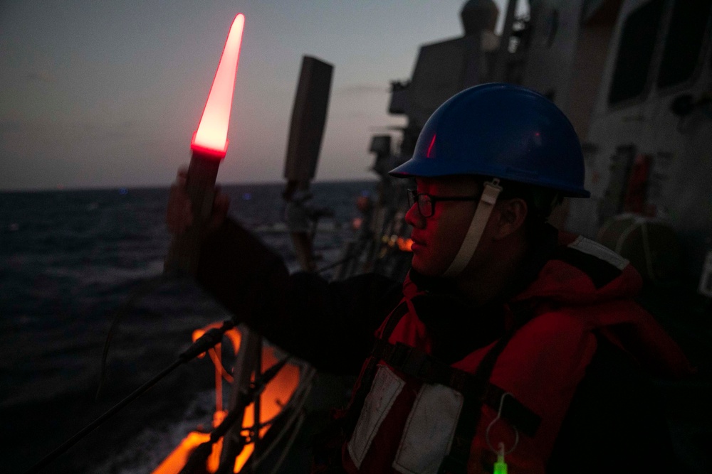 Sterett Conducts RAS with USNS Charles Drew