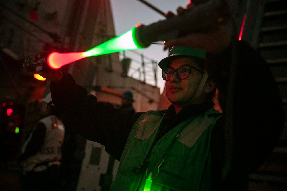 Sterett Conducts RAS with USNS Charles Drew