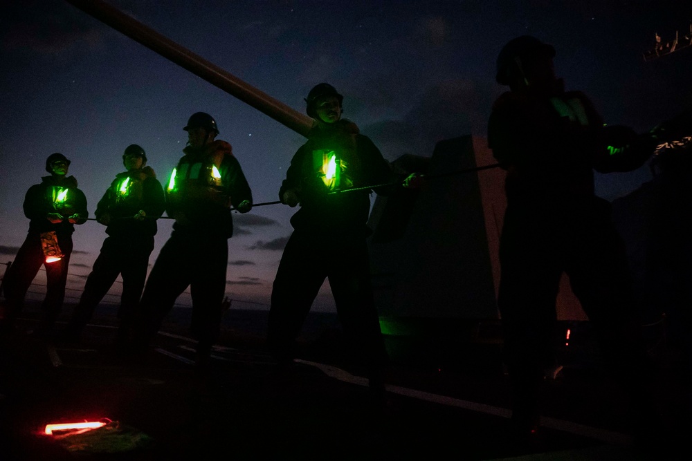 Sterett Conducts RAS with USNS Charles Drew