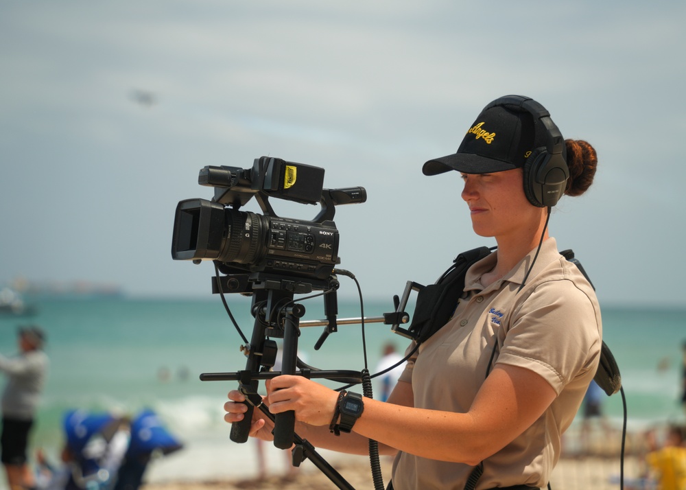 Navy Flight Demonstration Squadron Performs in Lakeland, FL.