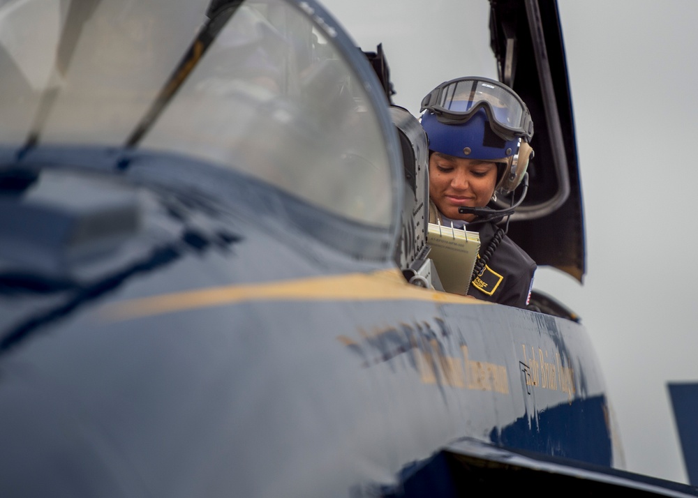 Navy Flight Demonstration Squadron Performs in Duluth, MN.