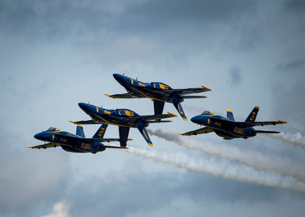 Navy Flight Demonstration Squadron Performs in Duluth, MN.