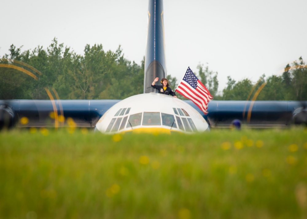 Navy Flight Demonstration Squadron Performs in Duluth, MN.