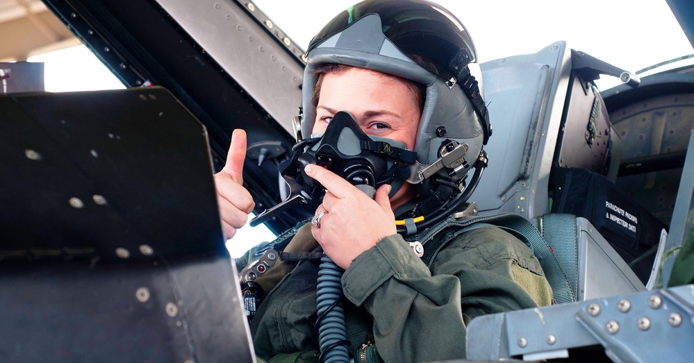 Soldier takes flight in F-16