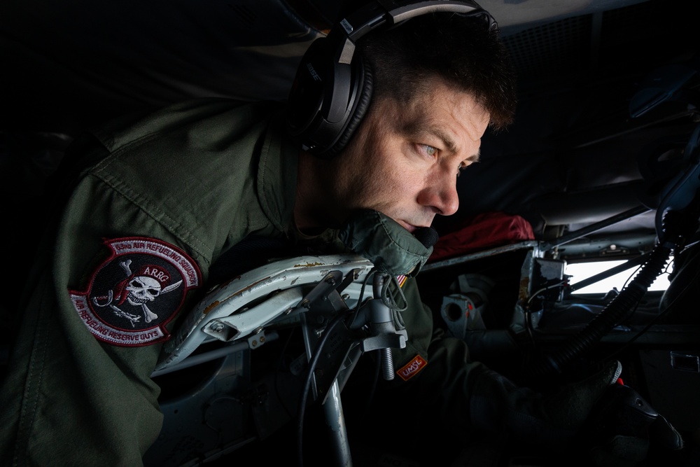 63rd ARS refuels C-17 over Southeastern United States