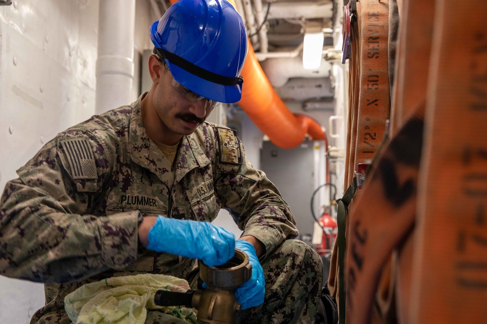 Makin Island Conducts Routine Maintenance