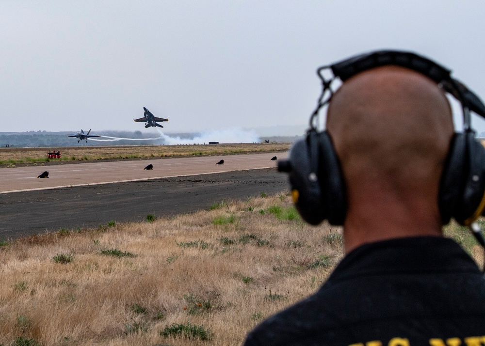 DVIDS Images Blue Angels Perform at the Oregon International Air