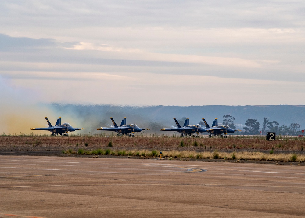 DVIDS Images Blue Angels Perform at the Oregon International Air