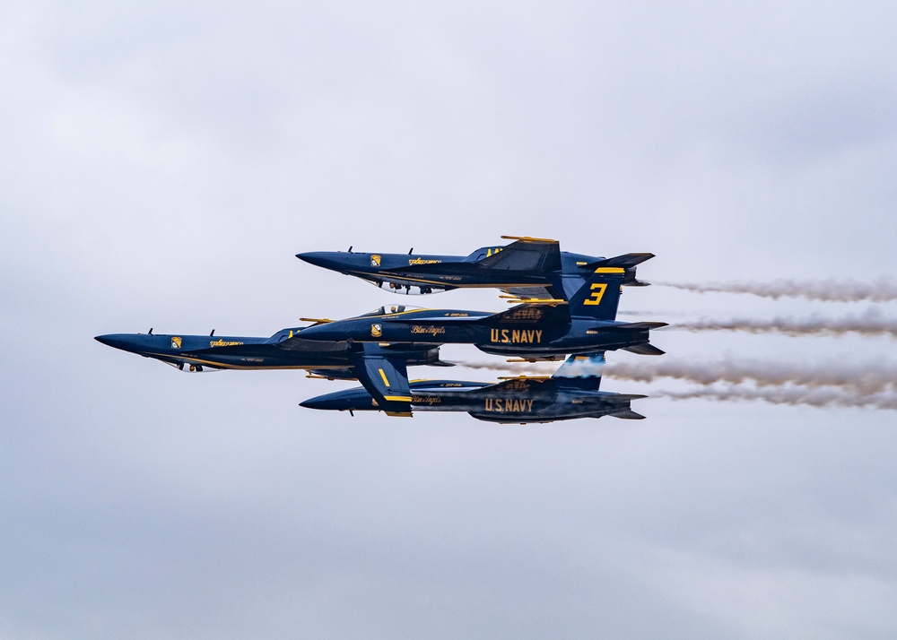 DVIDS Images Blue Angels Perform at the Oregon International Air