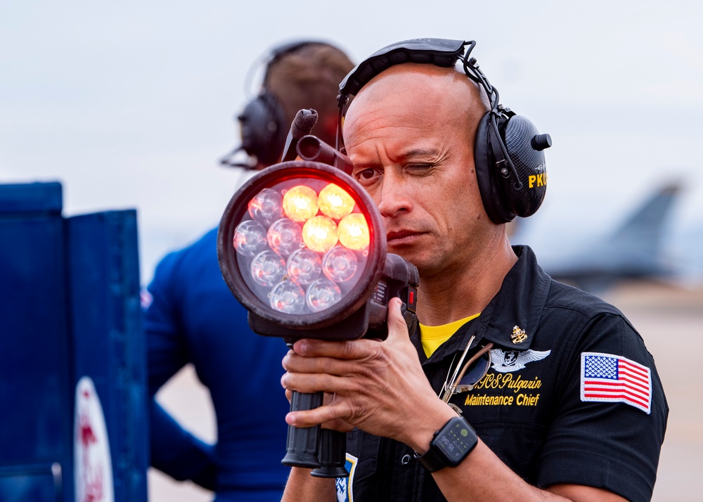 DVIDS Images Blue Angels Perform at the Oregon International Air