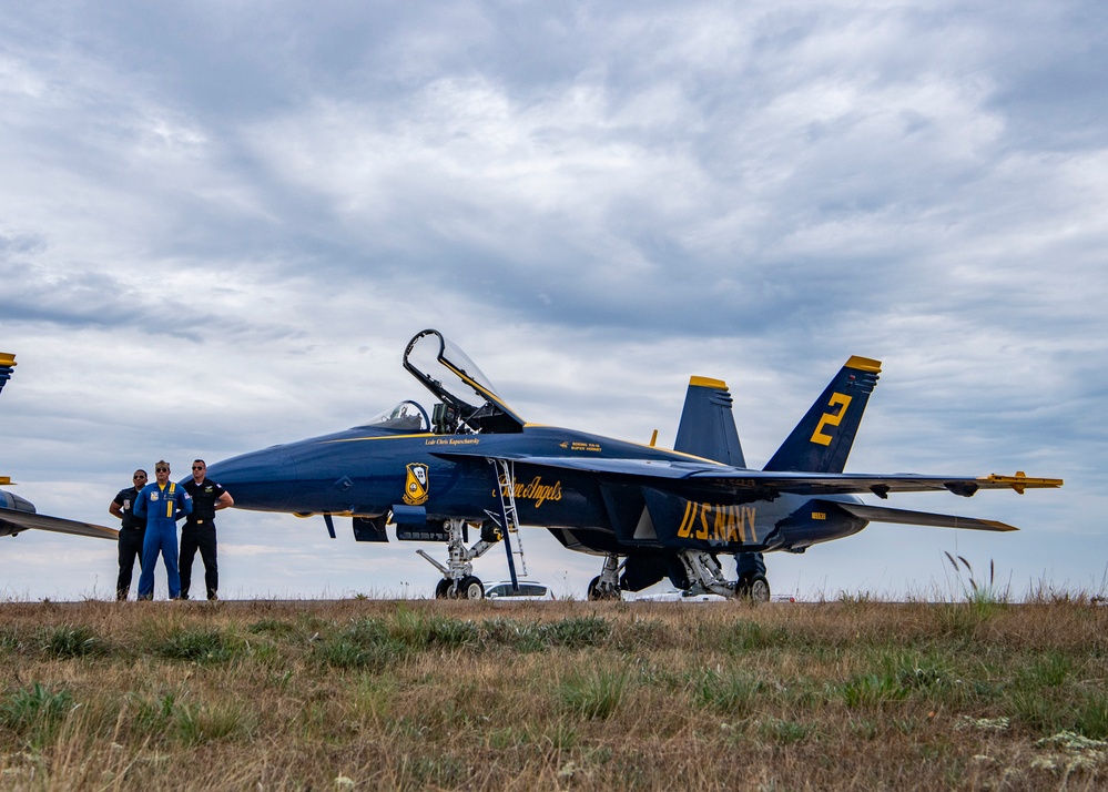 DVIDS Images Blue Angels Perform at the Oregon International Air