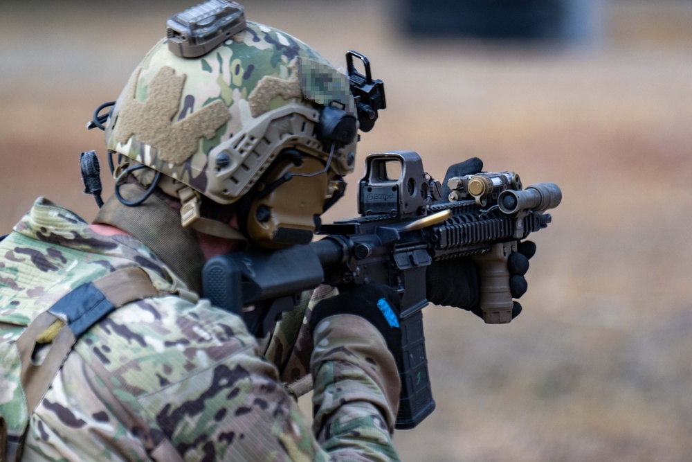 NSW Conducts Weapons Training with Romanian Special Operations Forces