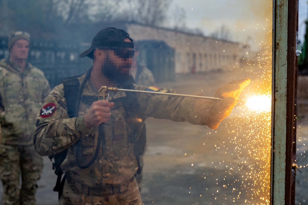 NSW Conducts Breacher Training with Romanian Special Operations Forces