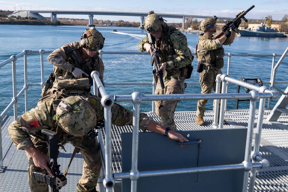 NSW Conducts Maritime Training with Romanian Special Operations Forces