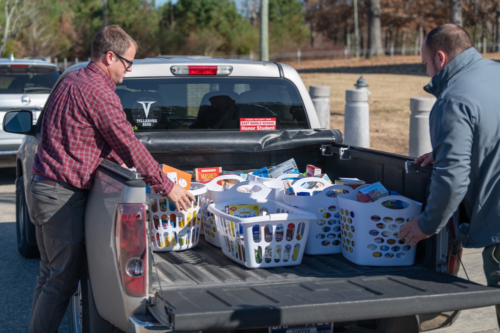 Arnold AFB Junior Force Council collects 57 meal baskets for local families