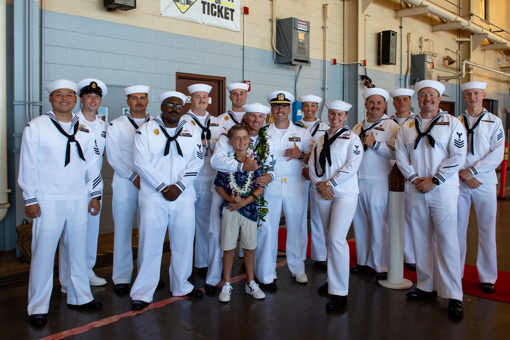 Pacific Missile Range Facility Hosts a Retirement Ceremony for MA1 William Topping.
