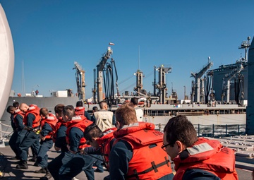 USS Philippine Sea (CG 58) Conducts Replenishment-at-Sea