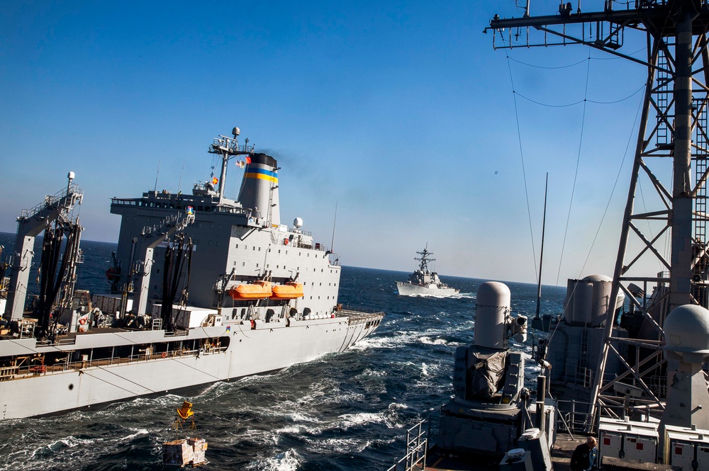 USS Philippine Sea (CG 58) Conducts Replenishment-at-Sea