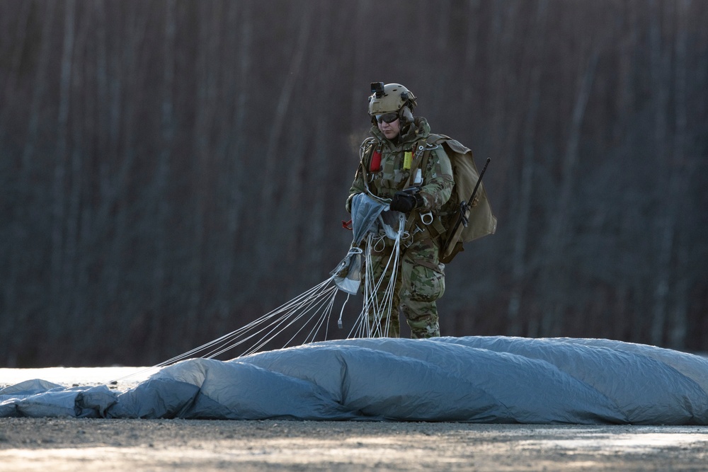 Air Force special warfare Airmen, Alaska Air National Guard aviators, and Army paratroopers conduct airborne training at JBER