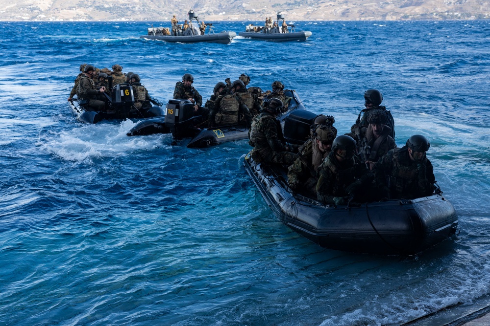 26th MEU(SOC) Marines conduct amphibious operations with Hellenic Marines