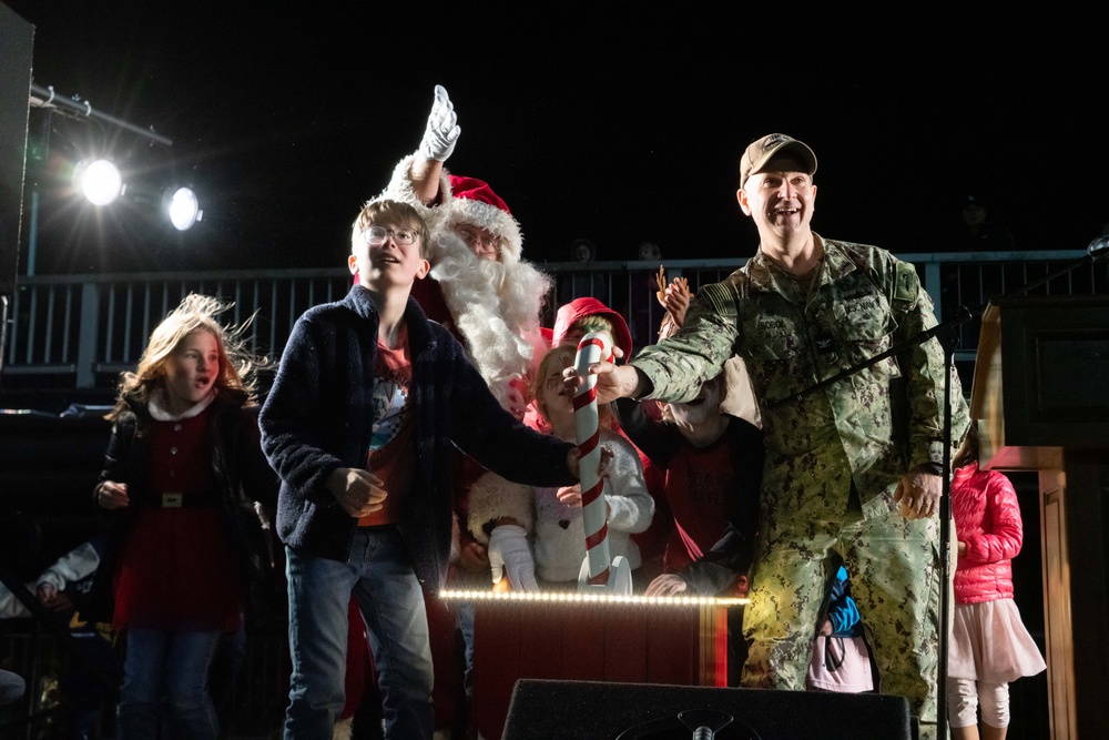 Ikego Housing Base Celebrates Christmas Tree Lighting Ceremony