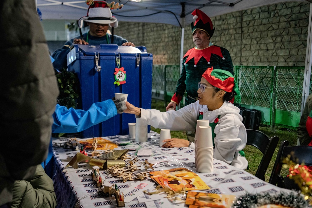 Ikego Housing Base Celebrates Christmas Tree Lighting Ceremony