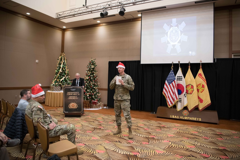 Quarterly Awards Ceremony Brings Humphreys Community Together During the Holiday Season