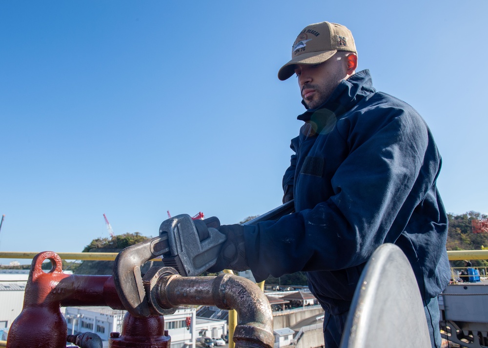 USS Ronald Reagan (CVN 76) Sailors perform maintenance